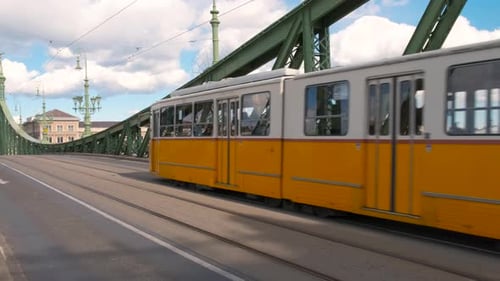 Öffentliche Straßenbahnlinie auf der Brücke