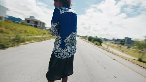 Homem estiloso afro-brasileiro fica na rua com as mãos estendidas