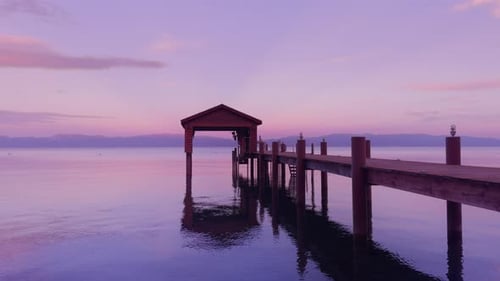 Holzsteg am See bei Sonnenuntergang Malerische Aufnahme des alten Bootsanlegers in der Abenddämmerung