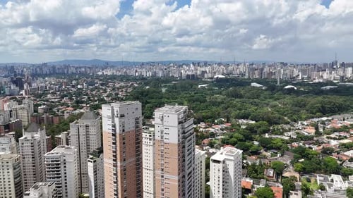 Vídeo aéreo acima do Parque Ibirapuera São Paulo em um dia ensolarado
