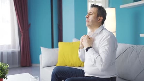 L'homme, accablé par la chaleur, agite ses mains pour se rafraîchir.