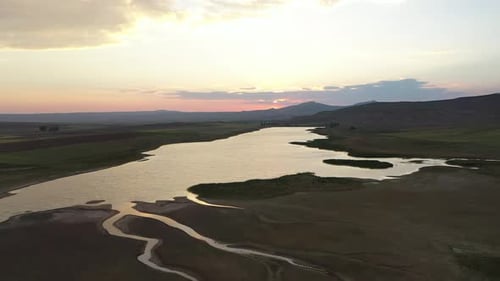 Vue aérienne du lac asséché au coucher du soleil
