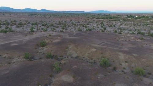 Approche des géoglyphes en creux de Blythe au-dessus du désert de Sonora, du terrain en contrebas et du ciel au-dessus du mont Ra