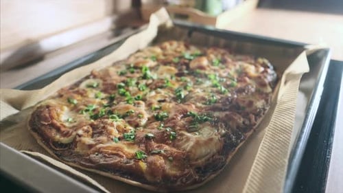 Hausgemachte Pizza in der Küche