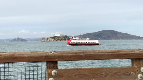Vue depuis le quai du ferry dans la baie de San Francisco 2