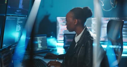 Mujer africana, computadora y monitor de ciberseguridad por la noche, Código y revisión con software