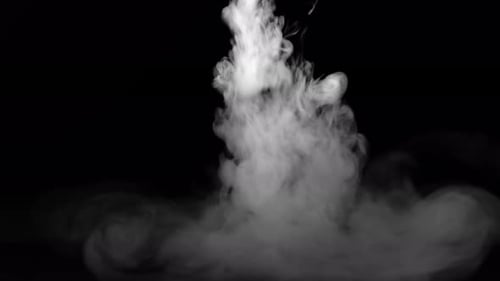 Pulvérisation de fumée du haut vers le bas sur fond noir