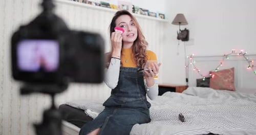 Vídeo tutorial de maquillaje grabado por un influencer en casa