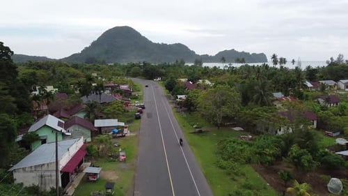 Vue aérienne de l'atmosphère naturelle matinale du village de Lhoong, district d'Aceh Besar.