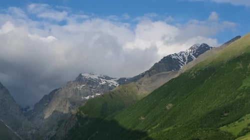 Berge und Wolken Landschaft