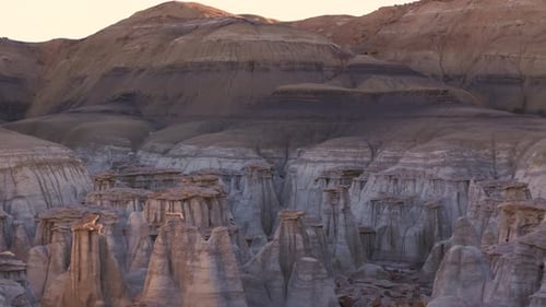 Bisti De-Na-Zin Wilderness - Los hoodoos Sunset Canyon florecen
