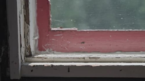 Kleine Spinnennetze auf einer alten Kabinenfensterbank.