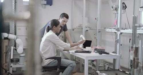 Des ingénieurs travaillent sur un prototype de bras robotique