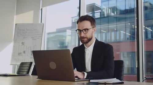 Junger Geschäftsmann, der am Laptop arbeitet, schaut sich Screen Thinking an und analysiert den Online-Handelsmarkt