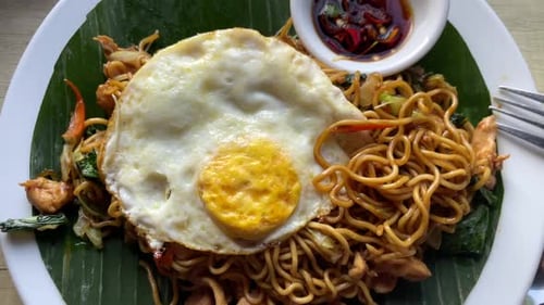 Nahaufnahme von Mie Goreng, einem indonesischen Nudelgericht auf Bali, Indonesien