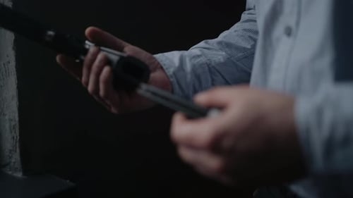 Un agent secret spécial prend un pistolet