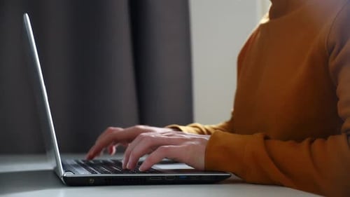Mann fährt einen Laptop herunter und geht weg. Konzept für leises Aufhören
.