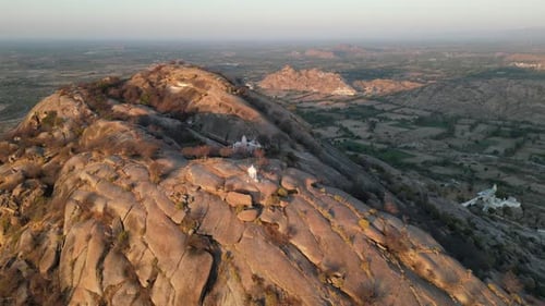 Vidéo aérienne de la statue d'Elephant Hill au-dessus de Narlai, en Inde