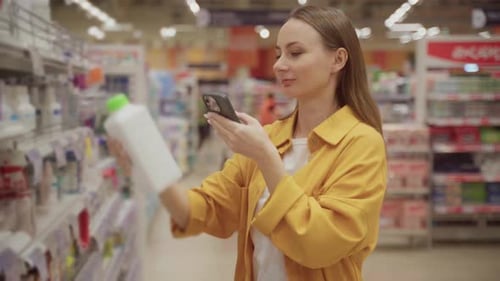 Cómo elegir el producto de limpieza adecuado al comprar en una tienda con un dispositivo móvil en la mano