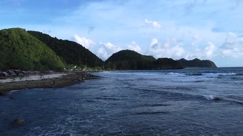 Vagues de plage à Lhoknga Aceh