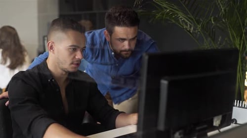 Männliche Kollegen diskutieren Online-Projekt Blick auf den PC-Bildschirm Mentor unterrichtet junger Mann erklärt Unternehmens-