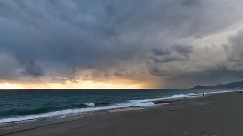Welle im Meer gegen bewölkten orangefarbenen Himmel, Drohne fliegt über den Ozean