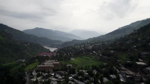 Vue aérienne de la ville et de la rivière Jehlum, Muzaffarabad AJK