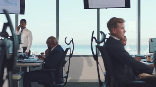 Téléphone portable, espace de coworking et homme d'affaires lors d'un appel téléphonique au bureau avec des gens d'affaires