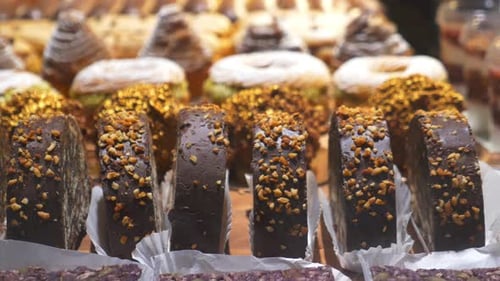 Köstliche Süßwaren, die in der örtlichen Bäckerei im Morgenlicht ausgestellt werden