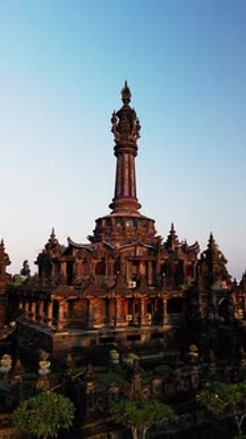 Drone vertical filmé par drone du monument de Bajra Sandhi à Denpasar pendant l'heure d'or sous un ciel bleu