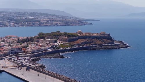Luftaufnahme der Fortezza von Rethymno und der Küstenstadt auf Kreta, Griechenland