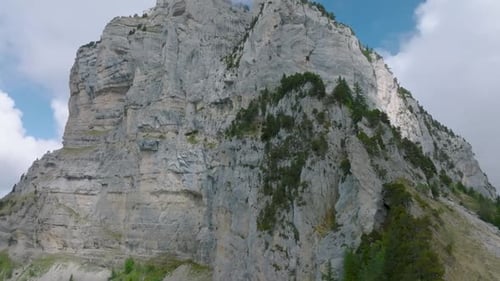 Inclínate hasta la cima de una montaña rocosa con nubes, el monte Granier y los Alpes franceses