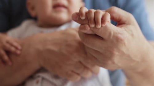 Paternité heureuse et loisirs d'un homme caucasien âgé avec une fille en bonne santé