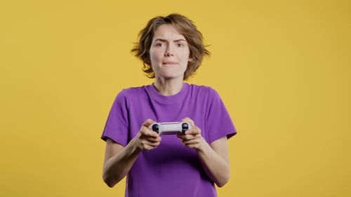 Junge hübsche Gamer-Frau spielt Online-Videospiel auf Konsole mit Joystick