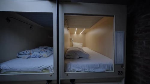 Des chambres d'hôtel capsule qui invitent les clients à passer une nuit confortable