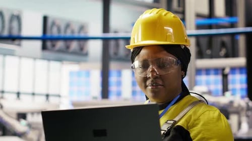 Un spécialiste utilise un ordinateur portable pour effectuer des inspections de routine dans une usine de l'industrie 4.0