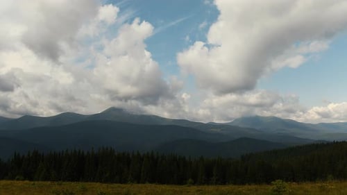 Vidéo Hyperloop. Majestueuses montagnes des Carpates. Paysage magnifique d'une nature intacte