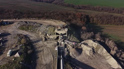 Steinbruchgelände, auf dem Bergbauaktivitäten und Ausrüstung bei der Arbeit im Freien zu sehen sind