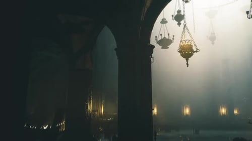 Cadre serein avec des lanternes lumineuses et des mosaïques scintillantes