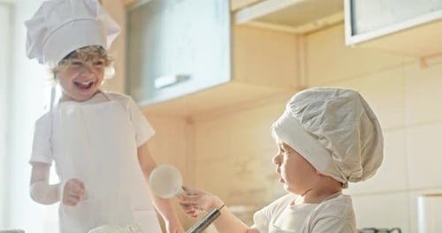 Spaß mit Teig Kleine Bäcker genießen die Küchenzeit in Zeitlupe