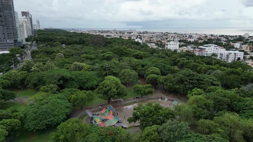 Parque de skate Mirador na cidade de Santo Domingo, República Dominicana. Circulação aérea e paisagem urbana