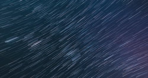 Hyperlapse-Meteorspuren in der Nacht
