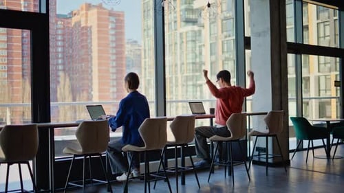 Deux programmeurs discutent de leur espace de travail avec des collègues sympathiques liés à un projet informatique