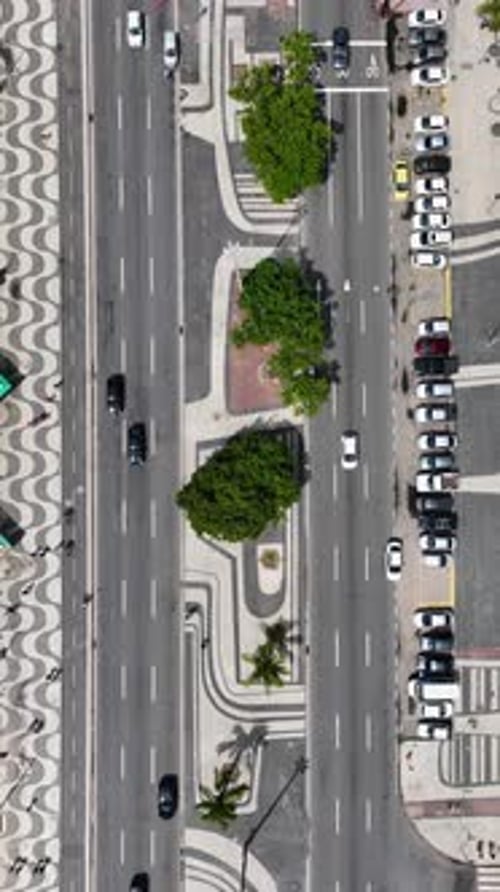 Avenida de trânsito na praia de Copacabana, no Rio de Janeiro, Brasil.