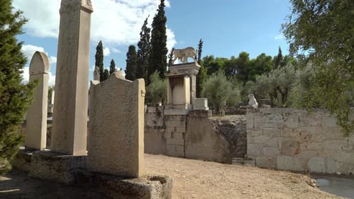 De nombreuses sculptures érigées le long de la Voie sacrée, une route reliant Athènes à Eleusis