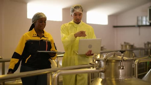 Vigneron professionnel contrôlant le processus de fabrication et la qualité du vin dans une usine vinicole