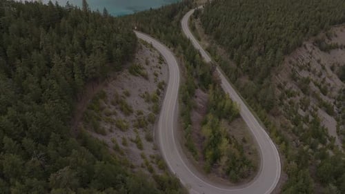 Winding Mountain Road, perto de Turquoise Lake, na Colúmbia Britânica, Canadá