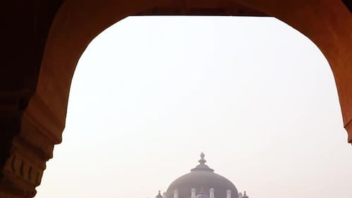 vue extérieure de la tombe de Nila Gumbad de Humayun par un matin brumeux d'un point de vue unique
