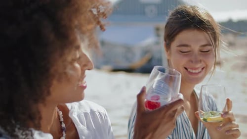 Gros plan des lunettes de soleil d'été pour filles heureuses