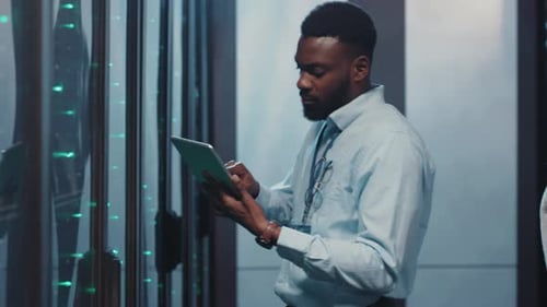 In einem Hightech-Serverraum arbeitet ein Team zusammen und entwickelt Innovationen